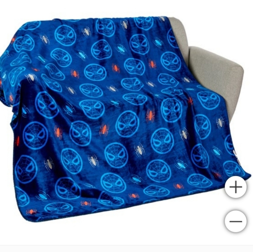 Spiderman reversible cloud Character Youth Throw, new - Picture 4 of 4